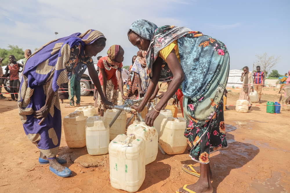 Personas refugiadas recogiendo agua en los puntos de distribución que instalamos en el campo de Adre, al este del Chad.