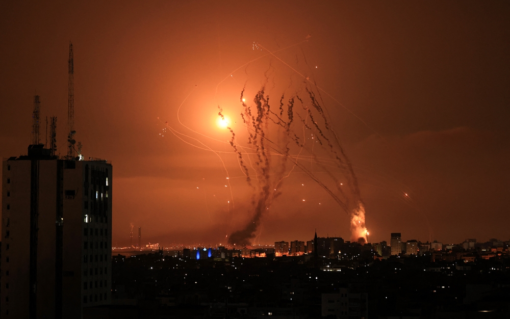 Milicianos palestinos lanzan una salva de cohetes desde Gaza mientras un misil israelí lanzado desde el sistema de defensa antimisiles, denominado Cúpula de Hierro, intenta interceptar los cohetes, disparados desde la Franja de Gaza.