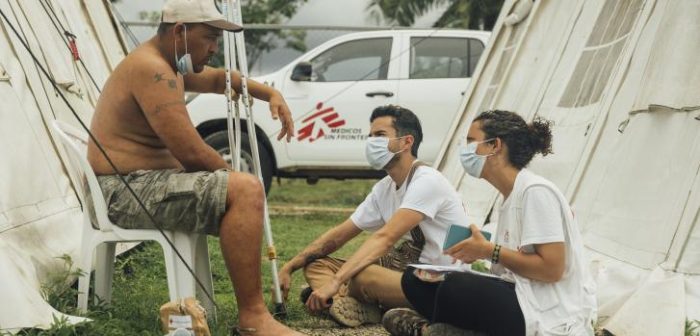 Un migrante venezolano que cruzó el Darién dialoga con parte del equipo de salud mental de nuestra organización en la Estación de Recepción Migratoria de San Vicente, Panamá.Oliver Barth.
