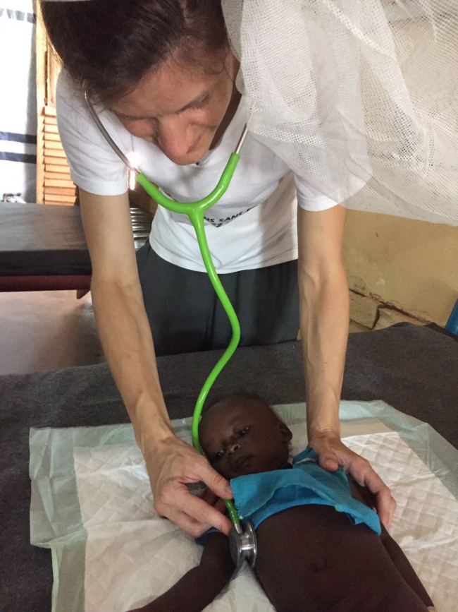 Irena con uno de sus pacientes. ©MSF