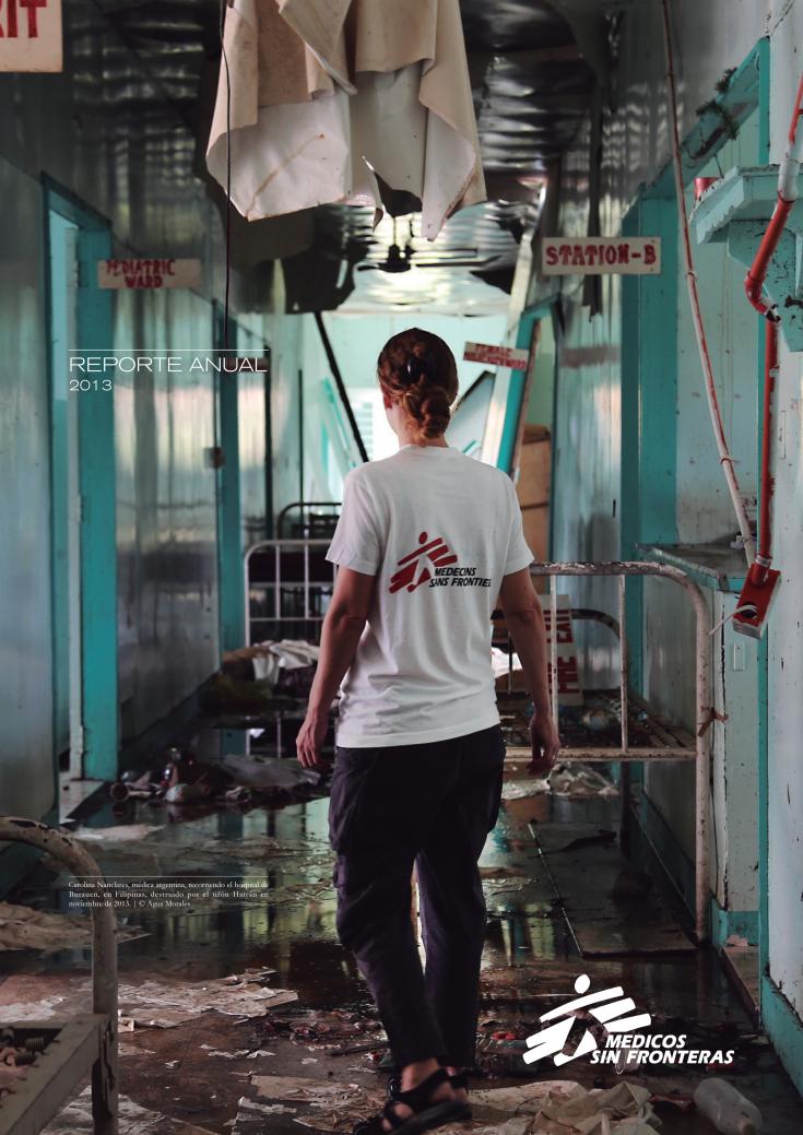 Carolina Nanclares, médica argentina, recorriendo el hospital de Burauen, en Filipinas, destruido por el tifón Haiyán en noviembre de 2013.