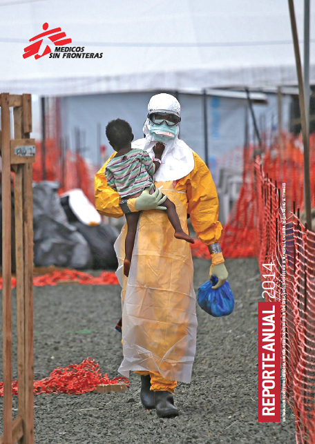 Un trabajador de Médicos Sin Fronteras lleva en brazos a una niña, posiblemente infectada con ébola, en el centro de Paynesville, Liberia.