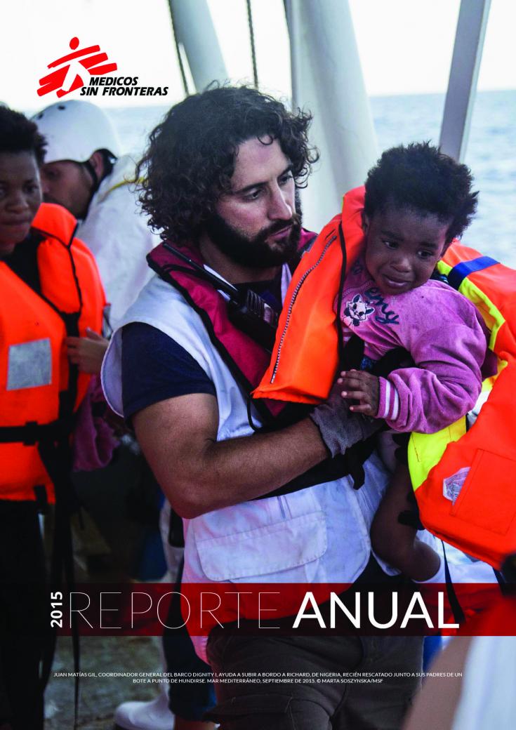 Juan Mátias Gil, coordinador general del barco Dignity I, ayuda a subir a bordo a Richard, de Nigeria, recién rescatado junto a sus padres de un bote a punto de hundirse en el mar Mediterráneo. Septiembre de 2015.