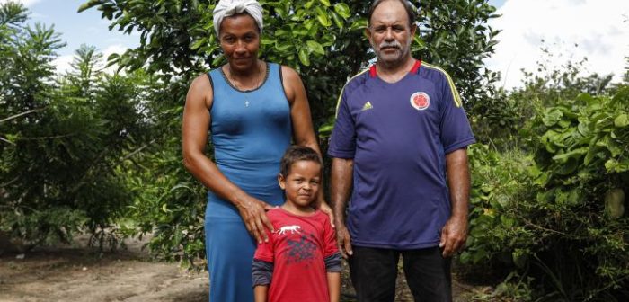 Carlitos y sus padres viven en una zona rural de Tumeremo,  en el estado Bolívar, al sur de Venezuela,  junto a más de 100 familias. Su madre, Kavilis, nos relata en esta nota los grandes esfuerzos que hace junto a su esposo para evitar que su hijo tenga que bañarse en el pozo contaminado, mejor conocido por la comunidad como el “tapón”.Jesús Vargas.