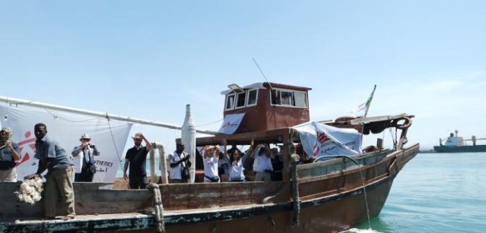 Barco con material de emergencia y personal MSF llegando a Adén, Yemen. © Jochen Ganter/MSF