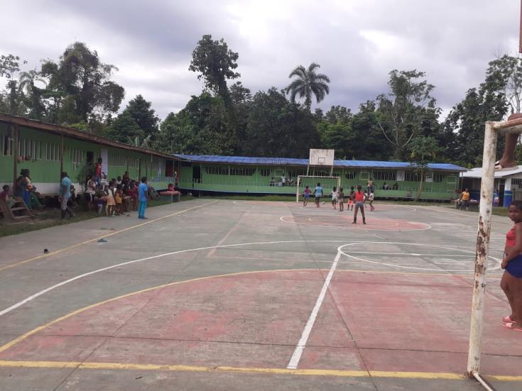 Cancha de la escuela La Herradura, en la que se refugian cientos de personas desplazadas por el recrudecimiento de la violencia. Marzo de 2021. 