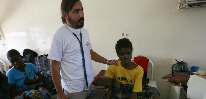 Lucas Molfino trabajando con Médicos Sin Fronteras en Zambia ©MSF