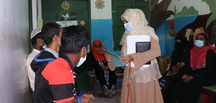 La supervisora de salud mental de MSF está recibiendo a los pacientes que visitan nuestras instalaciones en Kutupalong para recibir atención en salud mental.MSF/Farah Tanjee