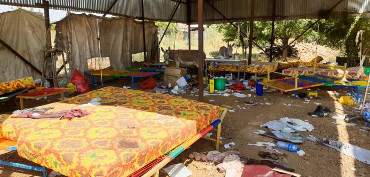 La escena con la que se encontró el personal de MSF a su llegada al Hospital de Humera el 15 de noviembre después del estallido del conflicto en Tigray. El Hospital fue abandonado y el personal y los pacientes huyeron tras el estallido de violencia. Los trabajadores de la salud locales llegaron dos horas antes que el equipo de MSF para reanudar el Departamento de Pacientes Ambulatorios.MSF