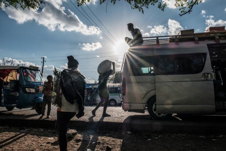 Varias personas se paran junto a una camioneta de transporte público en Alamata, en Etiopía, el 8 de diciembre de 2020.