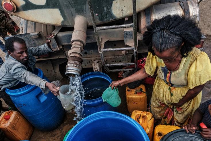 Personas recolectan agua distribuida por las Fuerzas de Defensa de Etiopía (EDF) en la aldea de Hadaelga, cerca de Chercher, en Etiopía. 8/12/2020 Eduardo Soteras Jalil
