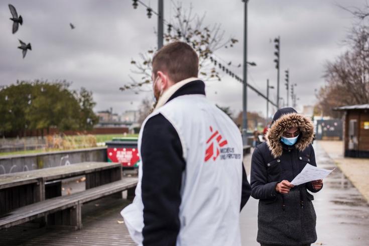 MSF estableció clínicas móviles en París, Francia.