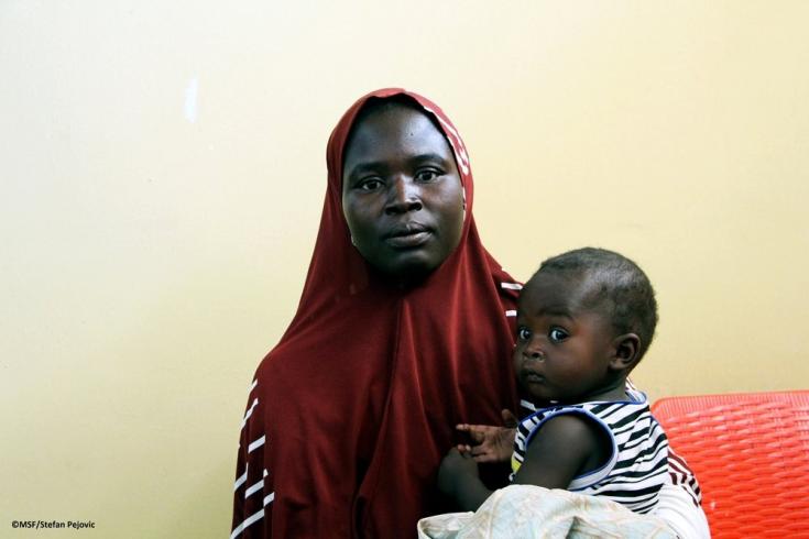 Fati y su hijo Musa, a quien llevó al hospital de MSF por el dolor que sentía causado por la mala calidad del agua. 03/02/2021