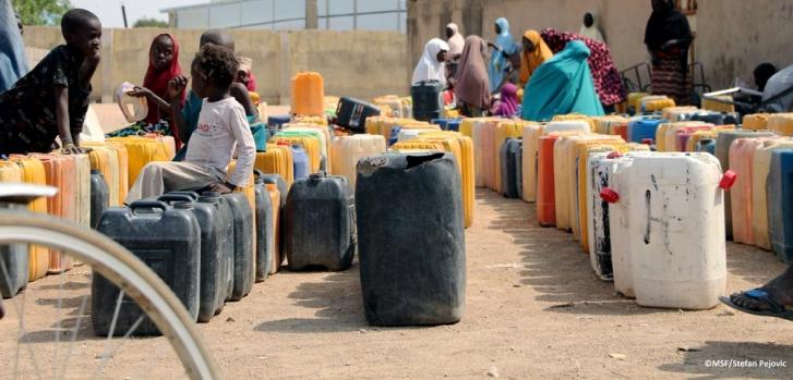 Personas esperando para cargar agua en bidones en Pulka, Nigeria. Febrero de 2021MSF/Stefan Pejovic