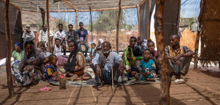 Un grupo de personas refugiadas provenientes de la región etíope de Tigray esperan para ser atendidas en nuestra clínica en el campo de refugiados Um Rakuba, en Sudán. Febrero de 2021MSF/Ehab Zawati