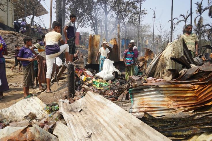 En marzo de 2021 se produjo un incendio en Cox's Bazar, en Bangladesh, donde viven actualmente unas 900.000 personas refugiadas rohingya. La mañana después del incendio, muchas intentaron salvar lo que quedaba de sus pertenencias.