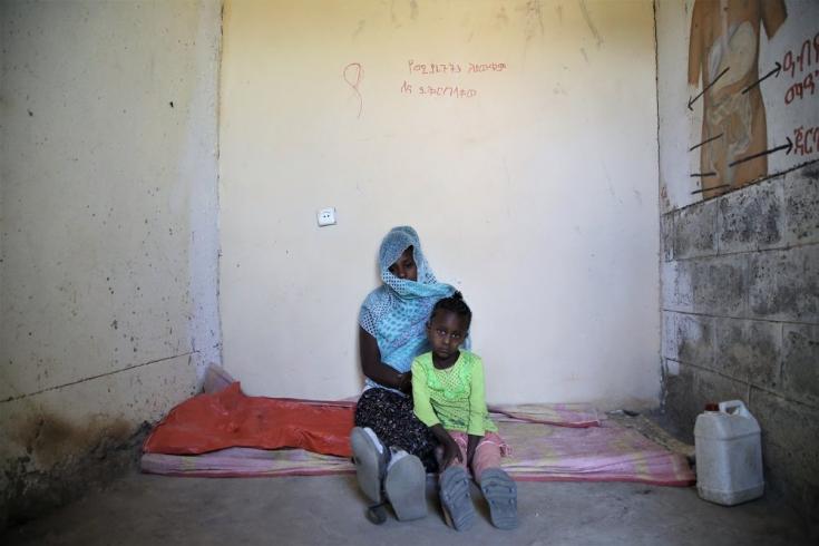 Leterbrhan y su hija de 5 años en la pequeña habitación de la escuela primaria Abi Adi en la que duerme con otras casi 20 personas. Marzo de 2021.