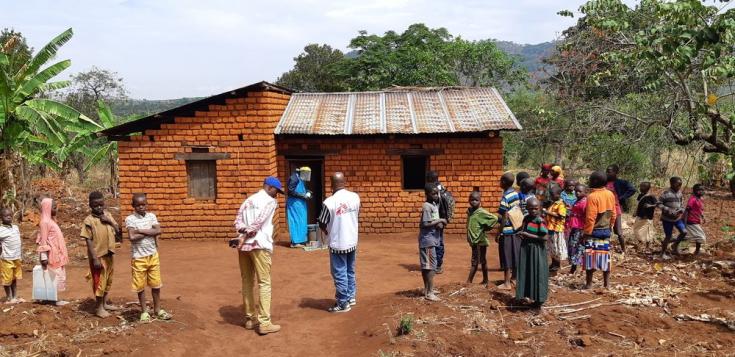Equipo de pulverizadores de Médicos Sin Fronteras rociando una casa en el distrito de Kinyinya con un aerosol antimosquitos, para prevenir la malaria. Octubre de 2019