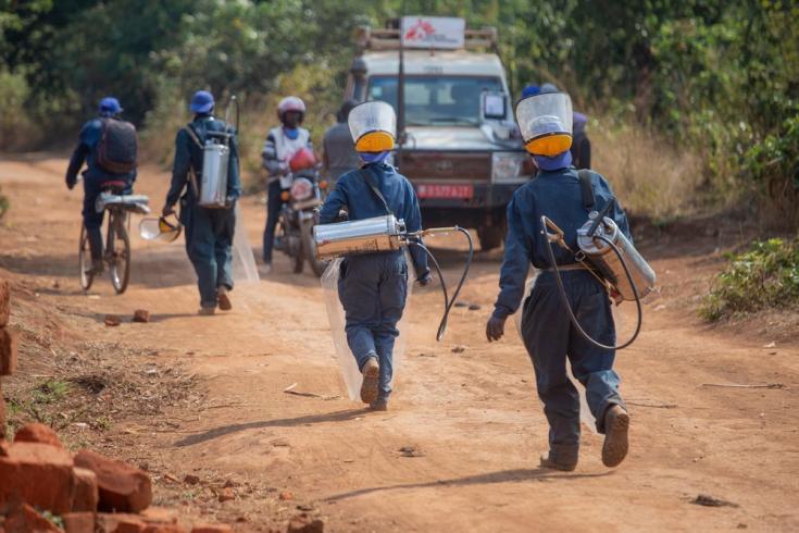 Un equipo de pulverizadores que acaba de rociar una casa contra los mosquitos parte hacia la siguiente en la colina de Ruyaga, dentro del distrito de salud de Kinyinya. Septiembre de 2020