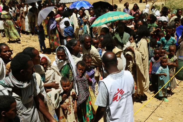 Tedros, traductor de MSF, pide a las personas que hagan fila para esperar una consulta médica en una clínica móvil, en la aldea de Adiftaw en Tigray, Etiopía. Marzo de 2021