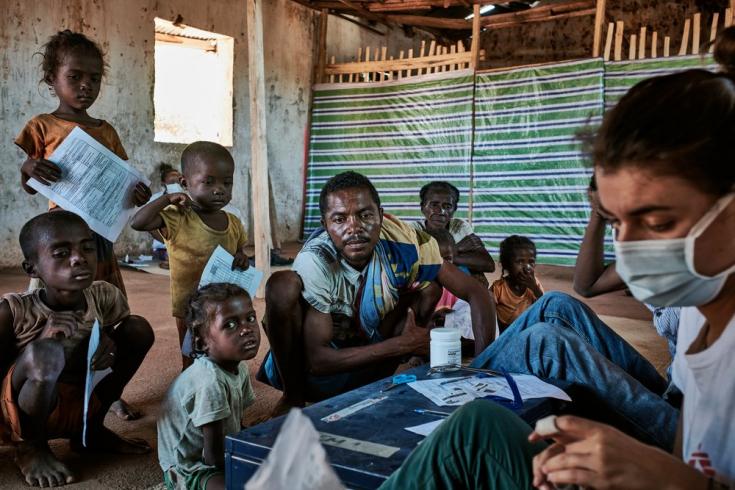 Maraignavy (37 años) y sus cinco hijos, quienes sufren desnutrición, y caminaron durante cuatro horas desde Ambohimaivo para llegar a nuestra clínica móvil en Ranobe. Dice: 