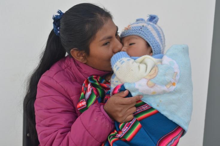 Maribel Camargo Paco besa a su hijo de 6 meses, nacido en el Centro de Salud Franz Tamayo en la ciudad de El Alto. Hoy en día es promotora de salud dentro de nuestro proyecto sobre salud sexual y reproductiva. Bolivia, abril de 2021