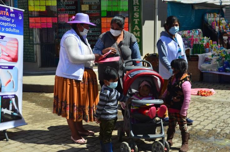 Luci Quispe Beltran, promotora de salud, brinda información sobre métodos anticonceptivos y planificación familiar en la Feria popular de  la ciudad de El Alto. Bolivia, abril de 2021