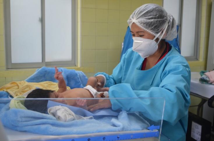 Una de nuestras enfermeras realiza la adaptación de un bebé recién nacido en el Centro de Salud San Roque, en la ciudad de El Alto. Bolivia, abril de 2021