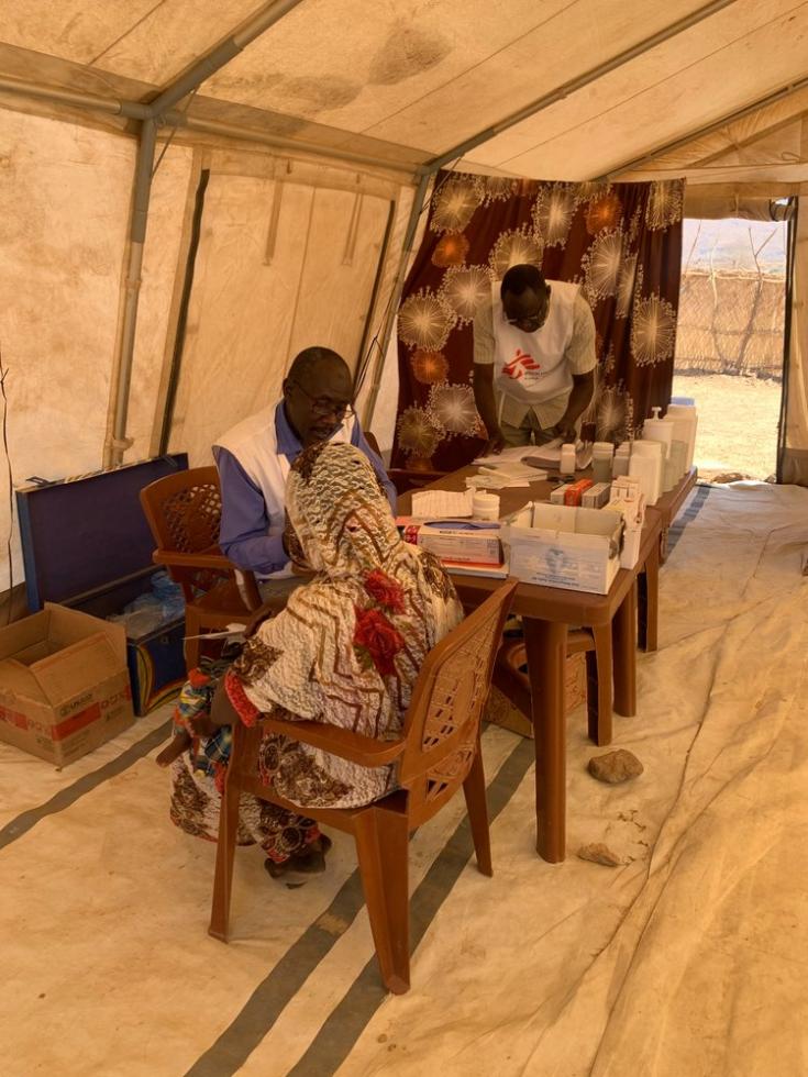 Nuestro equipo médico atiende a una paciente en nuestra clínica en la aldea de Dilli. Sudán, abril de 2021