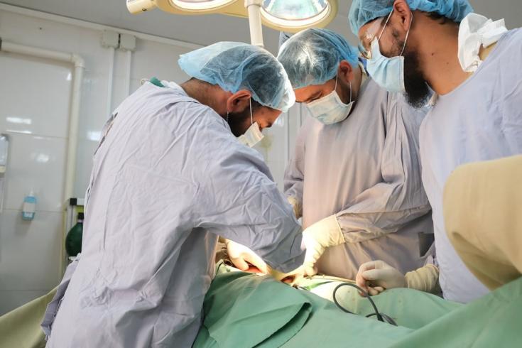 Junto al Ministerio de Salud Pública, realizamos una cirugía a un paciente víctima de violencia en uno de los tres quirófanos del hospital de Boost, en Lashkar Gah. Afganistán, mayo de 2021