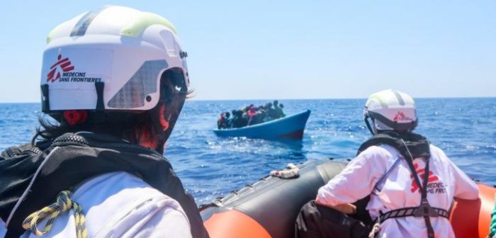 En uno de los últimos rescates operados desde el GeoBarents, ocurrido el 10 de junio, rescatamos a 26 personas incluyendo 15 menores no acompañados. Mientras se realizaba el rescate, la guardia costera libia intimidó y amenazó verbalmente a nuestros equipos. Mar Mediterráneo, 10/6/21Avra Fialas/MSF