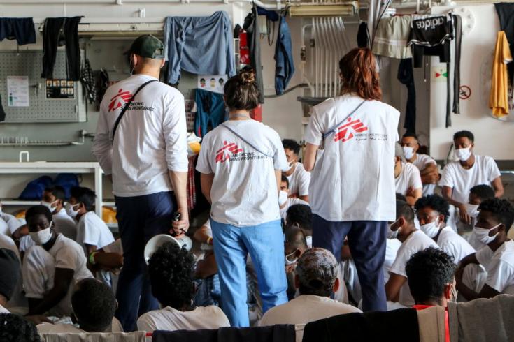 Las personas rescatadas en el Mar Mediterráneo central son atendidas por nuestro personal médico a bordo del Geo Barents. Junio de 2021
