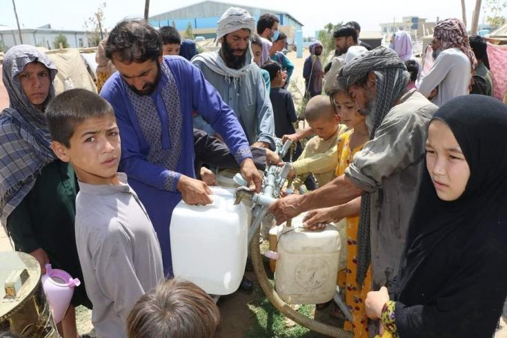 En junio, los intensos combates alrededor de la ciudad de Kunduz obligaron a miles de personas a abandonar sus hogares. 400 familias se refugiaron en un asentamiento informal, en el que comenzamos a proporcionar 12.000 litros de agua potable al día.