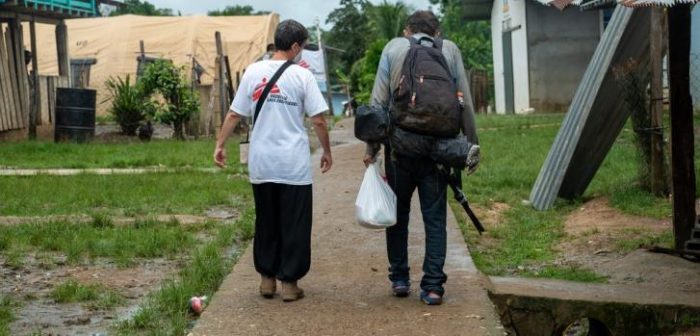 Al llegar a Bajo Chiquito mojados, desorientados, sedientos, hambrientos y con los pies destrozados, las personas migrantes registran su presencia en Panamá ante las autoridades y suelen dirigirse al puesto de salud en el que trabajamos. Junio de 2021MSF/Sara de la Rubia