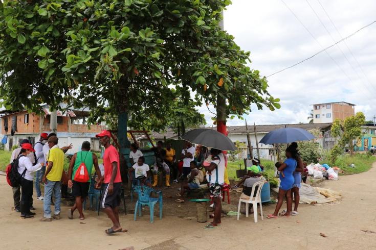Algunas familias desplazadas se han ubicado en las vías públicas de Roberto Payán esperando atención institucional. Colombia, julio de 2021