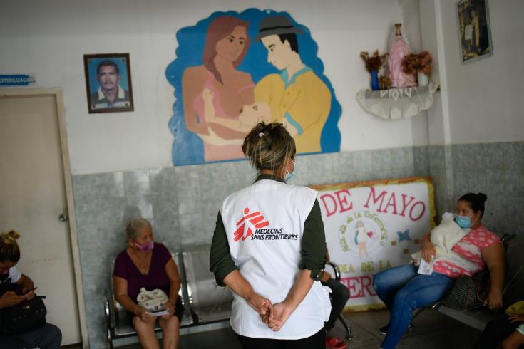 En las salas de espera de los centros de salud del estado Sucre, nuestros equipos de promoción de la salud explican la importancia de las consultas prenatales y posnatales y de la lactancia materna. Venezuela, mayo de 2021