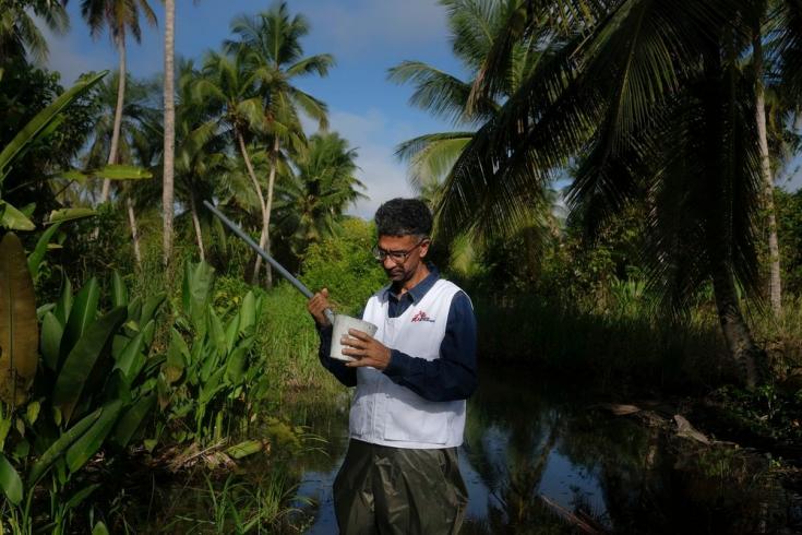 El biólogo Melfran Herrera, Supervisor de Control Vectorial de Médicos Sin Fronteras, busca determinar la densidad existente de mosquitos Anopheles en un pantano del estado Sucre, al noreste de Venezuela. Agosto de 2021