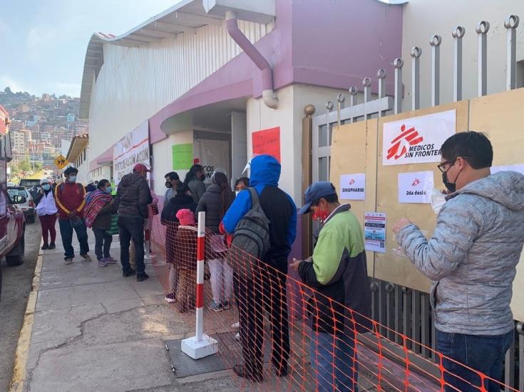 Las personas hacen fila para vacunarse en nuestros centros de vacunación en Cusco y Arequipa. Perú, agosto de 2021