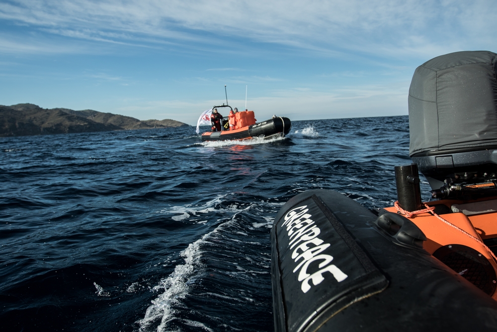 assistance at sea to refugee boats in distress