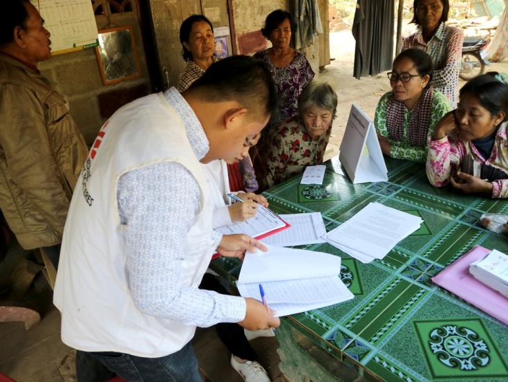 Actualizamos la lista de las personas que participaron de nuestra campaña de detección de casos de Hepatitis C en una aldea del distrito de Moung Ruessei. Camboya, enero de 2019