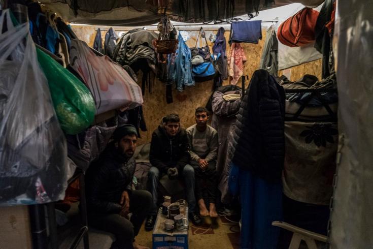 Solicitantes de asilo en el campamento de Vial en la isla griega de Chios están hacinados en contenedores con personas desconocidas. Febrero de 2019