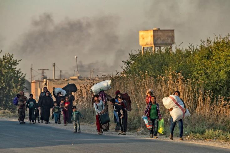 En octubre de 2019, tras el lanzamiento de las operaciones militares turcas en el norte de Siria, los residentes huyen de las ciudades y pueblos a lo largo de la frontera para escapar de los intensos bombardeos.