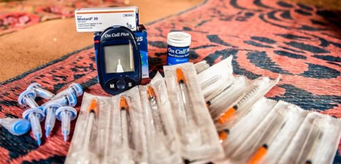 Kit de tratamiento para pacientes con diabetes de Tipo 1. Incluye un glucómetro, tiras para glucómetro, agujas e insulina, entre otros.Paul Odongo/MSF