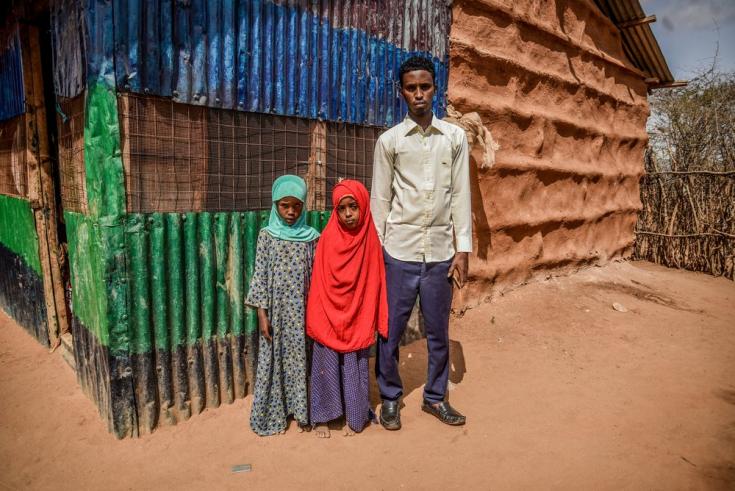 Mohamed junto a dos niñas en el campo de refugiados de Dagahaley, en el complejo de Dadaab (Kenia). Llegó en 1992 escapando de la violencia en Somalia, y dentro del campo estudió, se casó y tuvo 4 hijos.