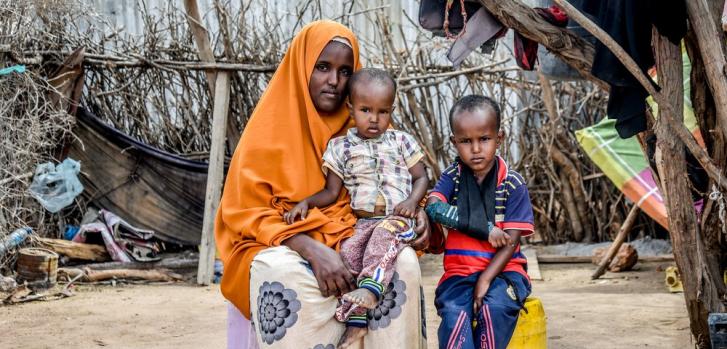 Fatuma (27 años) y sus hijos Abdirahman Ali Diyat (4 años) y Abdullahi Ali Diyat (2 años). Ella está completamente sana, pero sus dos hijos viven con diabetes, por lo cual debe darles inyecciones con insulina dos veces por día.Paul Odongo/MSF