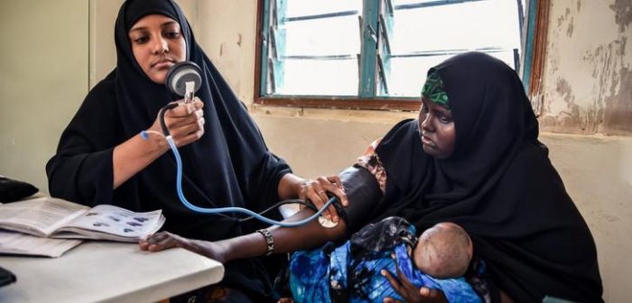 Salma, enfermera de MSF, controlando la presión arterial de una madre con diabetes que ha llevado a su hijo a la clínica.Paul Odongo/MSF
