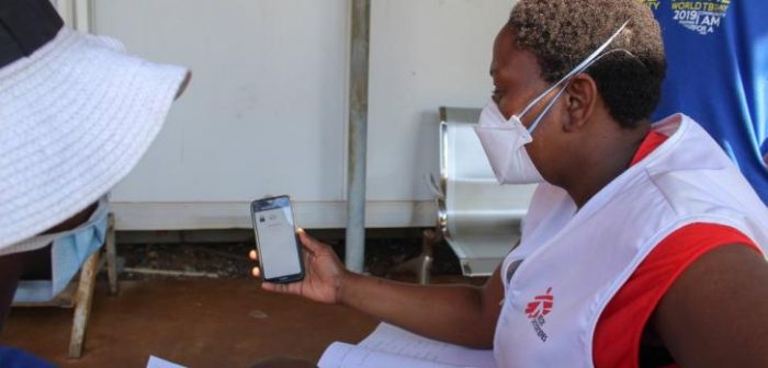 Una enfermera de Médicos Sin Fronteras dando una capacitación a una paciente con tuberculosis en Eswatini en medio de la pandemia de COVID-19. 05/05/2020MSF/Jakub Hein