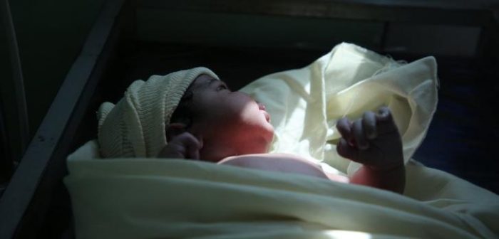 Bebé recién nacido en nuestro hospital materno infantil en la ciudad de Taiz, Yemen. Febrero de 2020Maya Abu Ata/MSF