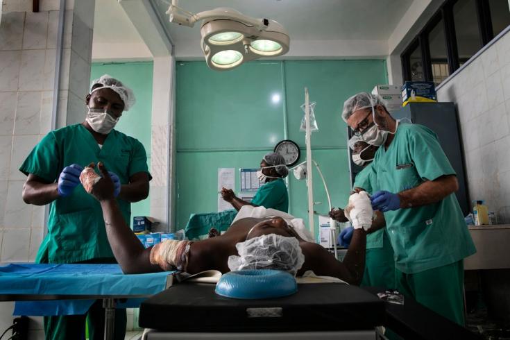 En el hospital Santa María Soledad en Bamenda, nuestros cirujanos atienden a un hombre que fue atacado y recibió cinco disparos. Camerún, marzo de 2020