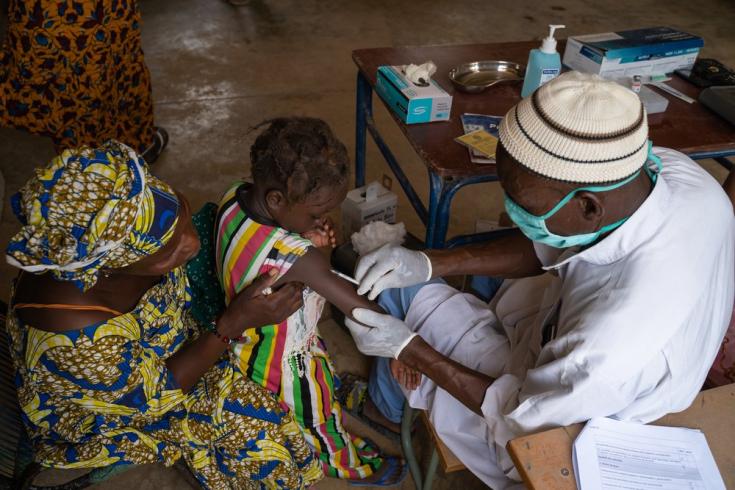 Una niña es vacunada junto a su madre en el norte de Mali.